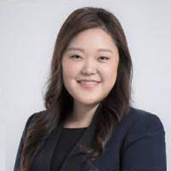 headshot of Vivian Kim