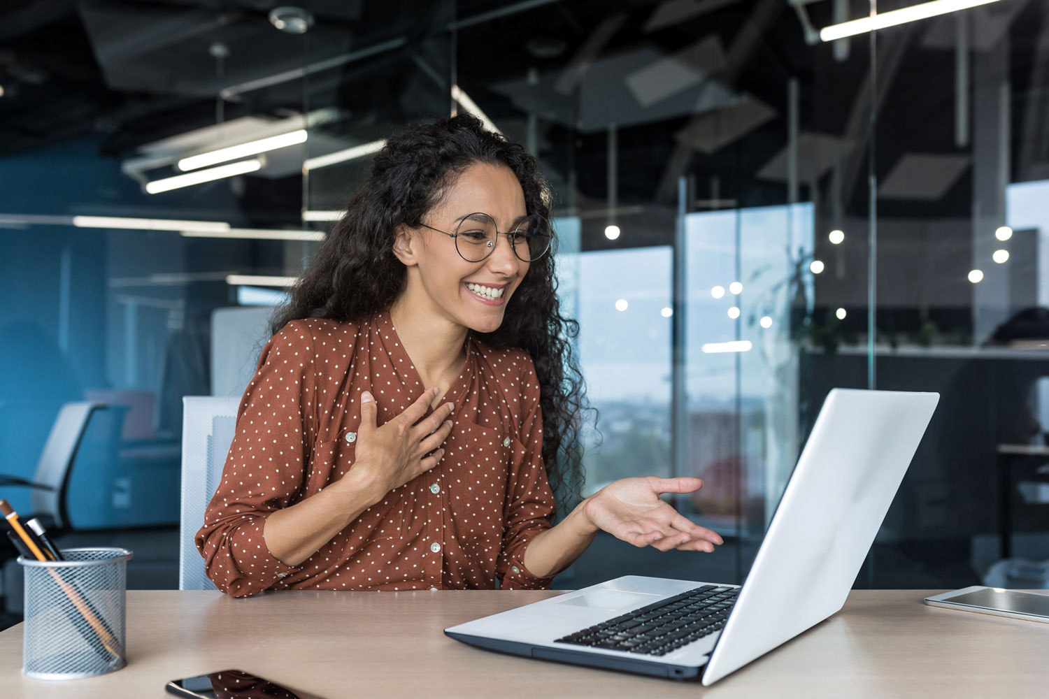 young woman giving virtual panel presentation young woman giving virtual panel presentation